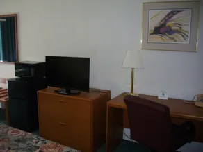 Macomb Inn - Image 2