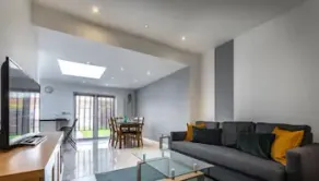 Large 6 Bedroom House With Parking - Image 2
