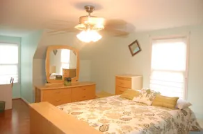Annapolis home with many amenities - Image 3