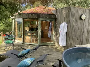 Luxury and Peaceful 1-bed Roundhouse With Hot Tub - Image 2