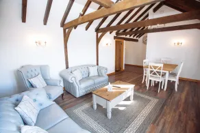 Boutique 3-bed Cottage in Hellingly - Image 2