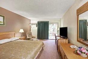 Super 8 by Wyndham Long Beach - Image 3