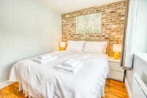 Exclusive 2 Bedroom Apartment Centrally Located in Lincoln Free Wifi Toiletries and Hairdryer - Image 3