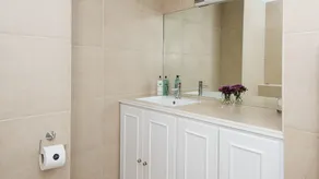 Sleek 2BR between Paddington & Hyde Park - Image 3