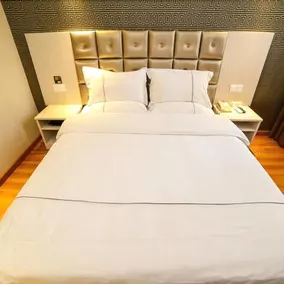 Super 8 Hotel - Image 3
