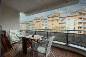 Stylish Open 1BR Apt in Cents w Balcony - Image 2