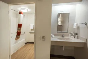 Red Roof Inn Chicago - Downers Grove - Image 2
