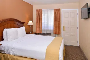 Red Lion Inn & Suites Cathedral City Palm Springs - Image 2