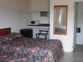 Seelys Sandy Beach Inn - Image 5