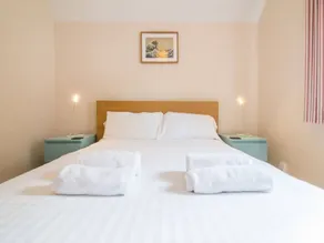 Spacious Canal Side Apartment With Free Parking - Image 3