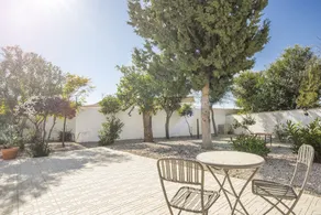 Impeccable 6-bed Villa - Image 4