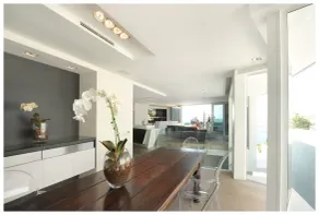 Ebb Tide Apartments - Image 2