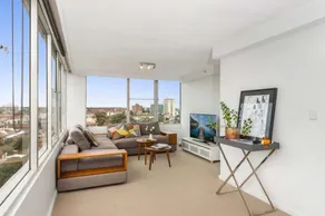 St Kilda Penthouse with Panaromic Bay and City View - Image 4
