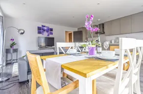 Luxury Bedford Riverside Apartment - Image 3