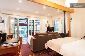 Stones Throw Cottage Bed & Breakfast - Image 5