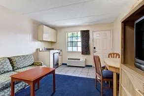 Super 8 by Wyndham Tampa U.S.F. Near Busch Gardens Downtown - Image 5