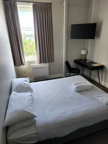 Young  Street Hotel - Image 2