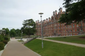 NEW Cosy 2 Bedroom Flat on Englefield Green - Image 5