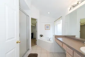 Cherry Blossom Apartment 4 Bedroom - Image 2