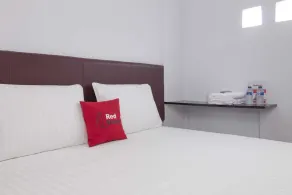 RedDoorz Near Siloam Karawaci 2 - Image 5