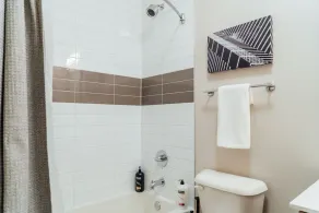 Absolutely Beautiful and Artsy 2BR Apartment in Oakbrook OAK18 - Image 4