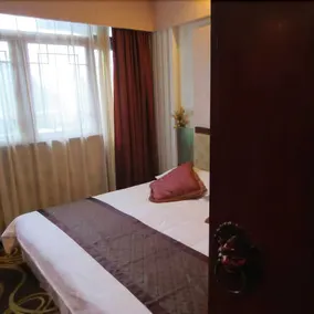 Rong Tai Auto Industry Business Center Hotel - Image 2