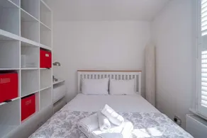 Light & airy studio, 2 mins from Queen's Park tube - Image 2
