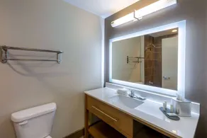 La Quinta Inn & Suites by Wyndham Tulsa Downtown/Route 66 - Image 3