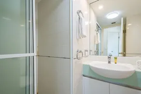 The Emerald Surfers Paradise - Image 3