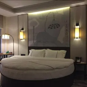 Golden Hotel - Image 5