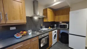 Byron House- Close to M60 and Supermarket - Image 5