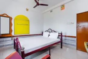 Sharav Chandra's Hotel by OYO Rooms - Image 5
