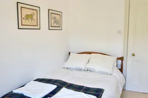 Bright 2 Bedroom Apartment - Image 4