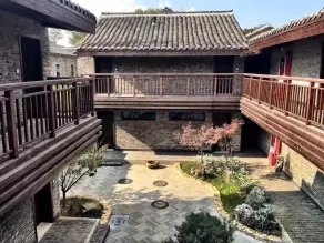 Ven Courtyard - Image 4