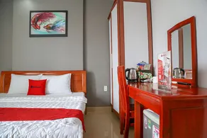 RedDoorz Plus near Hoang Van Thu Park - Image 5