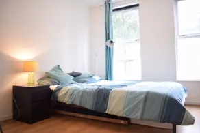 3 Bedroom Flat Near Whitechapel - Image 2