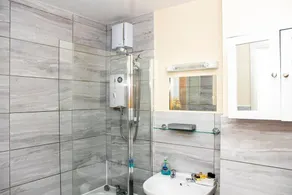 Stylish 2-bed Apartment w/ Kitchen, Ultrafast Wifi - Image 2
