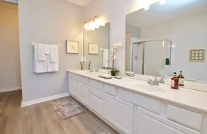 Luxury 3 Bedroom Condo - Image 4