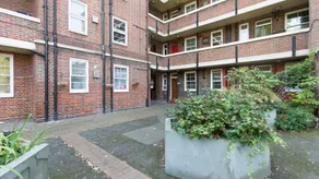 Bright 2BR Flat in St. Katharine's Docks - Image 3