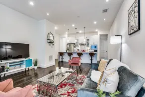 Cozysuites Luxe 3BR Uptown Home Great Rooftop - Image 2