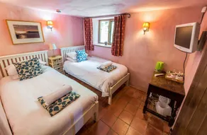 Meadow Cottage Guest House - Image 4