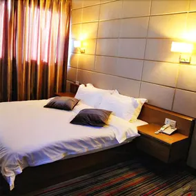 Golden Hotel - Image 3