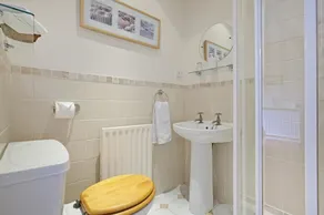 Tivoli Place Guesthouse - Image 5