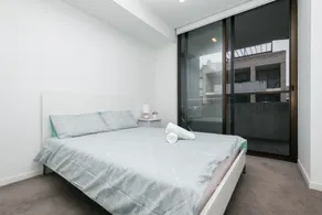 Spacious Bright Apartment - Image 3