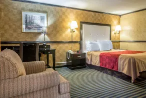 Econo Lodge - Image 3