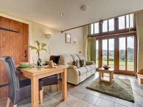 Charming Apartment in Bampton With Jacuzzi - Image 4