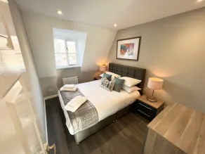 Beautiful central apartment with parking - Image 3