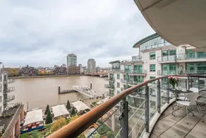 Stunning Flat Overlooking the Thames - Image 5