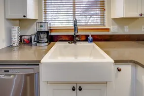 Lovely Bend W/ Private Patio & Firepit 3 Bedroom Home - Image 4