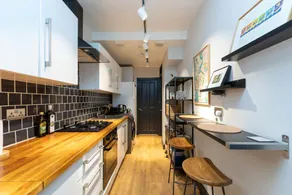 Stylish 2 Bedroom Flat With Large Private Garden - Image 2